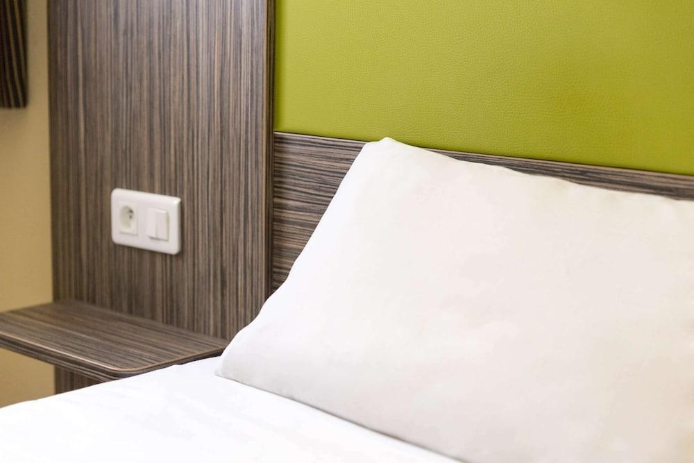 Greet Est Hotel Chartres
